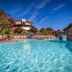 Lodge Of Four Seasons Golf Resort, Marina & Spa